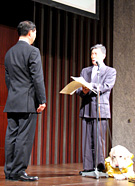 全国盲導犬施設連合会の佐々木理事長より、自販連に感謝状が授与されました。
